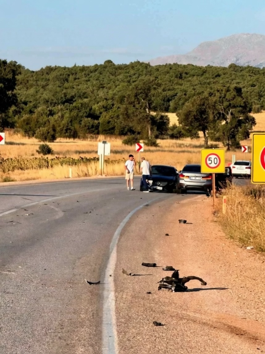 Konya Beyşehir'de üç otomobilin çarpıştığı kazada 6 kişi yaralandı