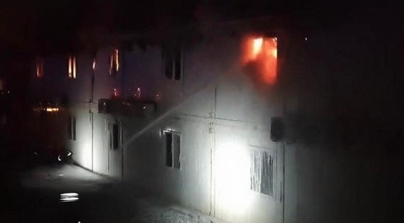 İskenderun'da şantiye alanındaki konteyner yatakhanede yangın çıktı