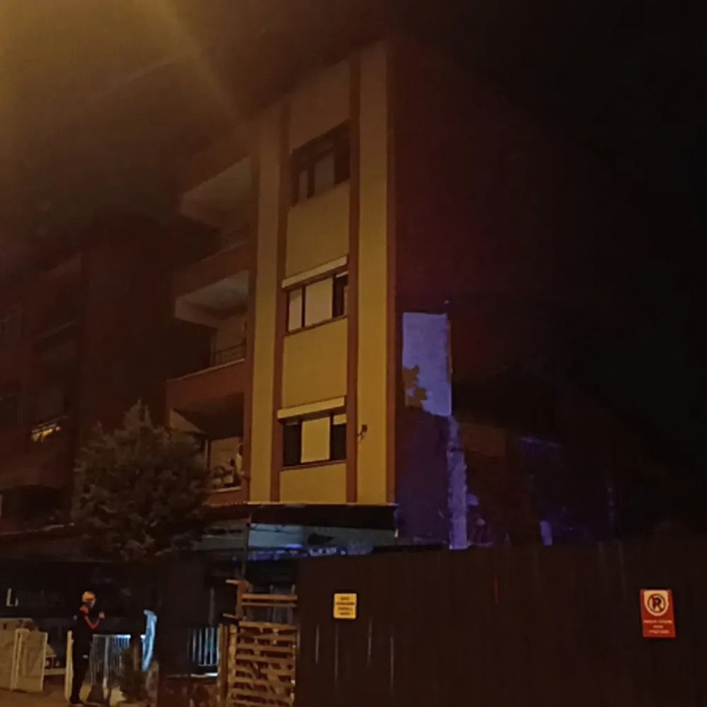 İzmit'te kolonlarından ses gelen 4 katlı bina yıkıldı