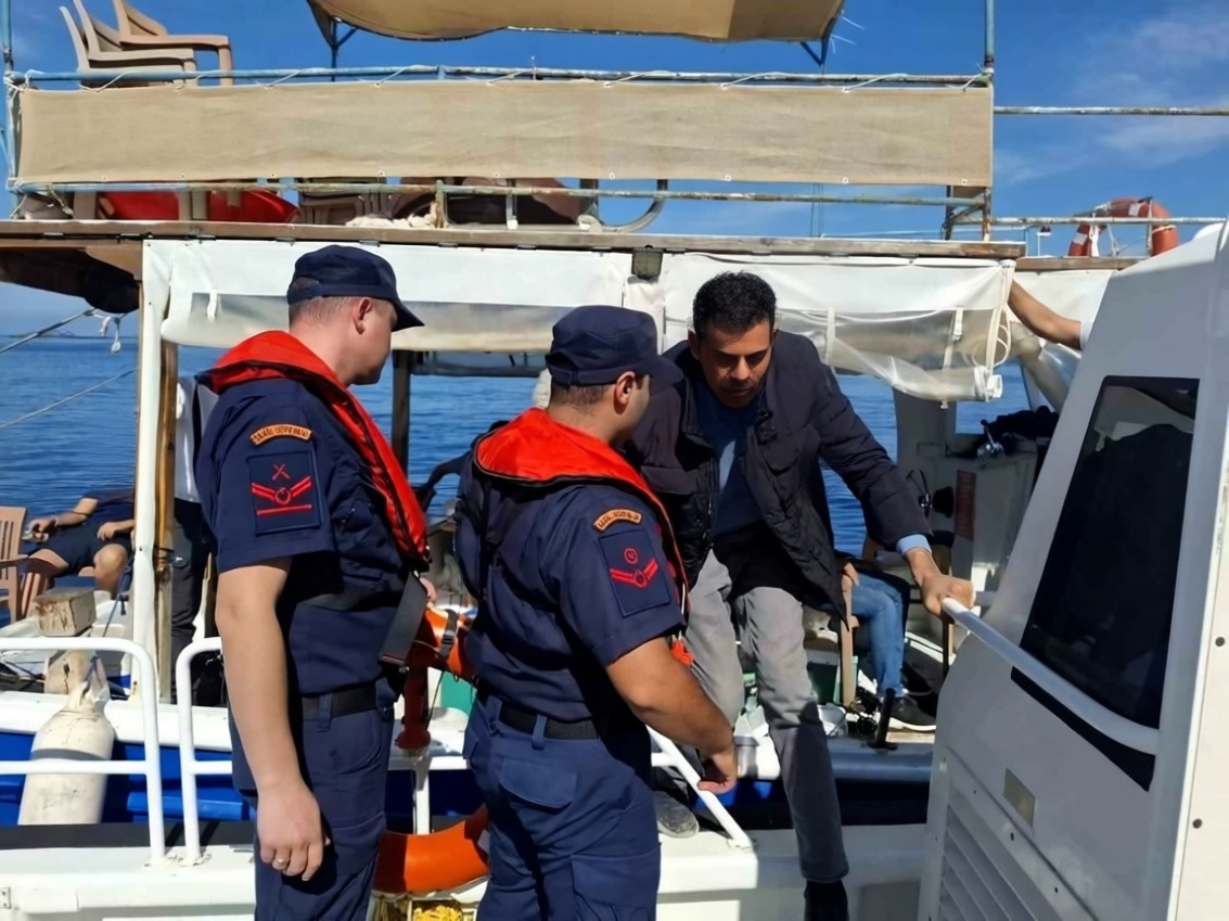 Muğla açıklarında teknelerde sağlık sorunu yaşayan iki kişi tahliye edildi