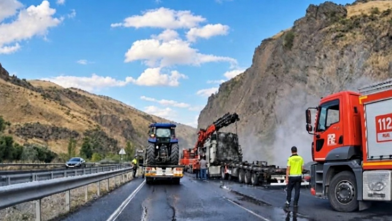 Tercan geçişinde balata kıvılcımları hayvan yemi yüklü TIR'ı küle çevirdi