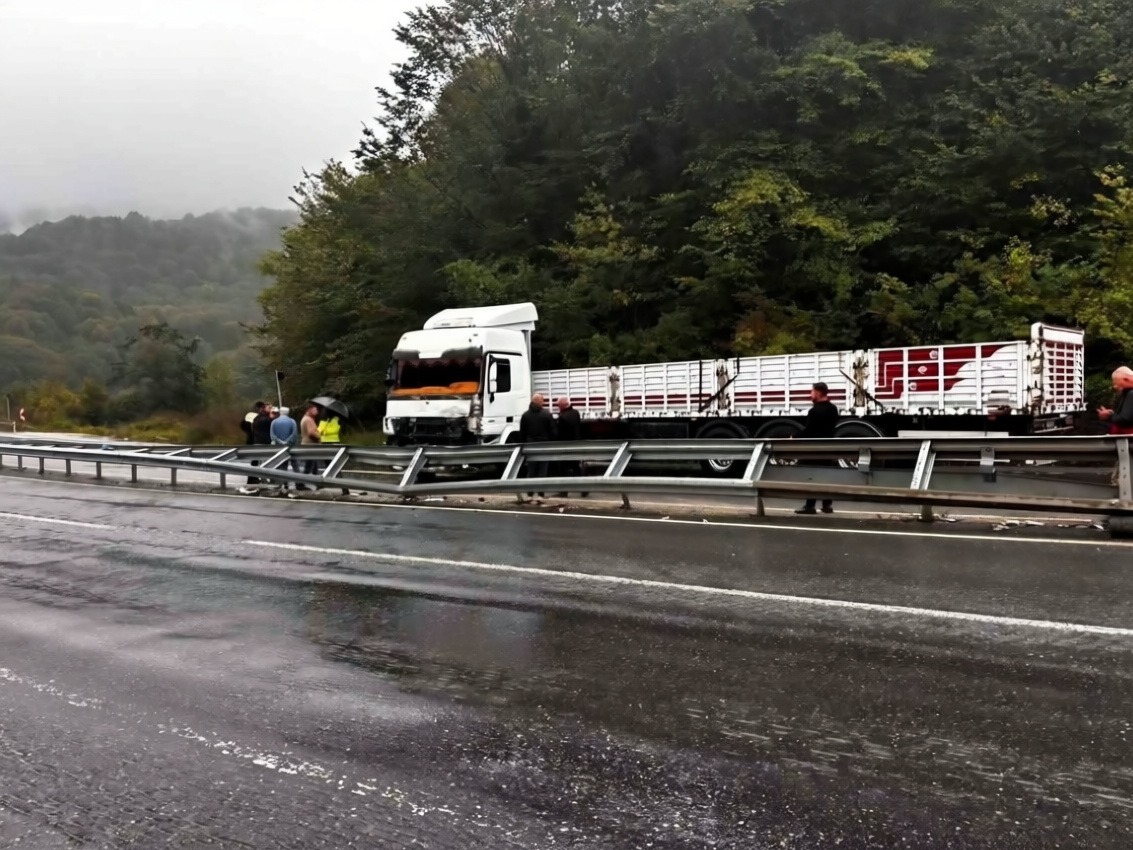 Düzce'de kontrolden çıkan tır D-655 karayolunu trafiğe kapattı