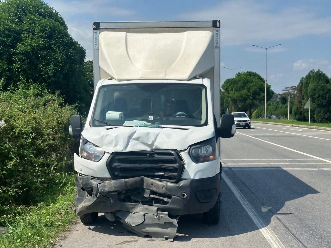 Samsun'da iki otomobil ve bir kamyonetin karıştığı zincirleme kaza