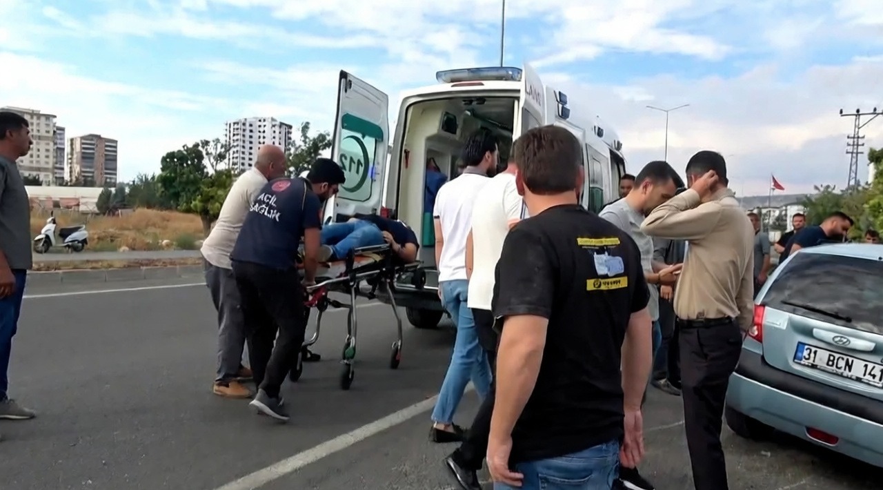 Kilis'te motosiklet ve otomobilin çarpışması sonucu 2 kişi yaralandı