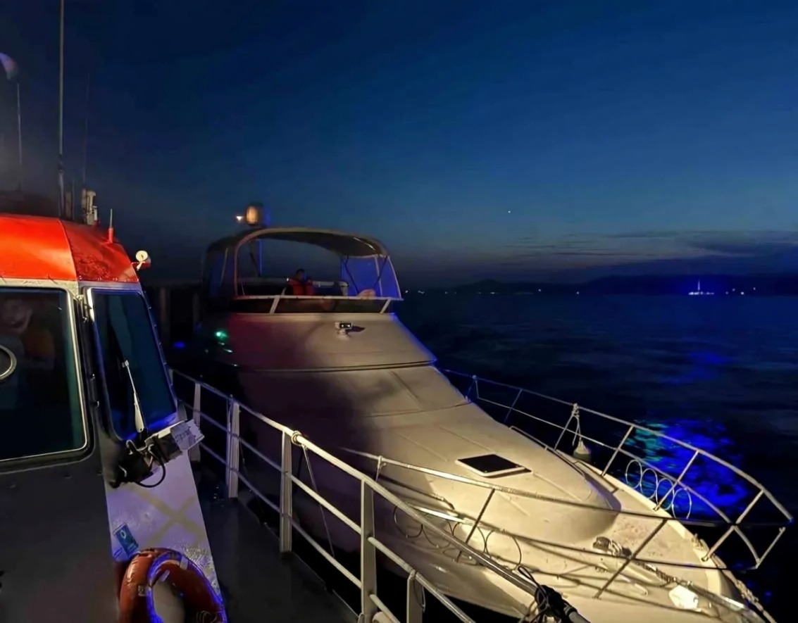 Çanakkale Boğazı'nda arızalanan tekne ekiplerce kurtarıldı