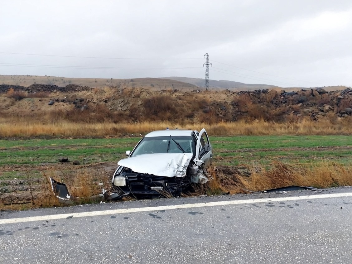 Çankırı'da iki otomobilin çarpıştığı kazada 1 kişi öldü, 4 kişi yaralandı