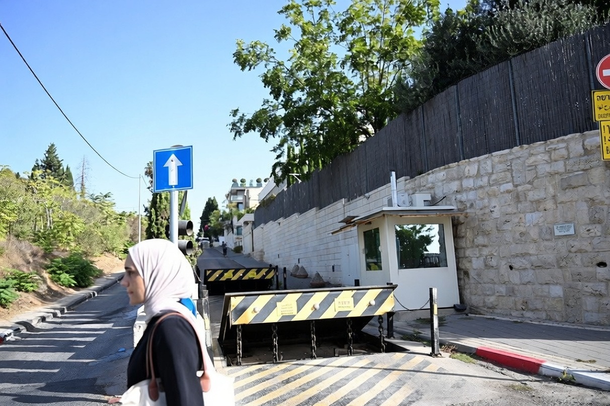 İsrail Doğu Kudüs'teki İngiliz konsolosluk binasındaki tabelaları söktü