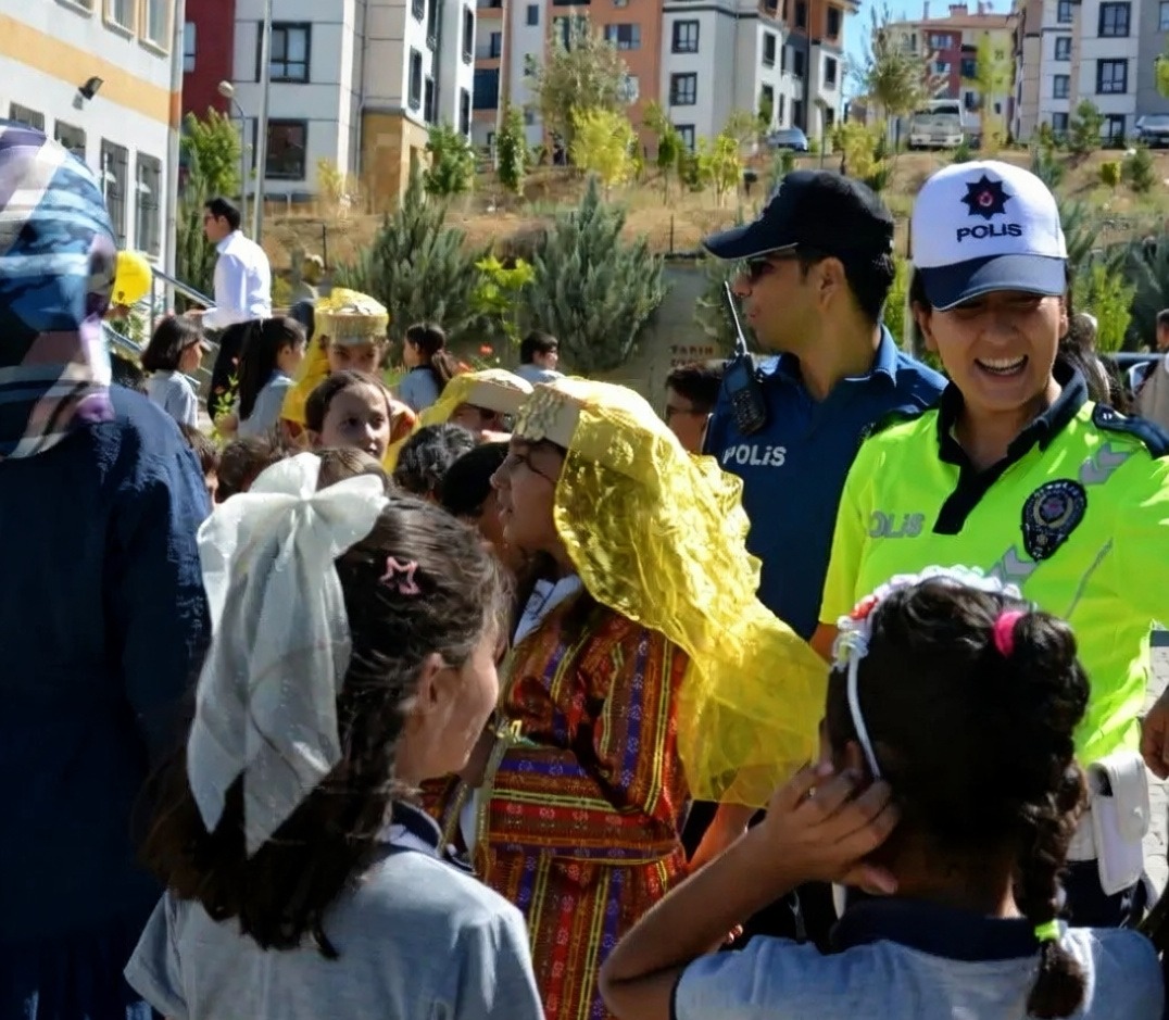 Palu'da polis ekiplerinden okul çevreleri ve servis araçlarına denetim