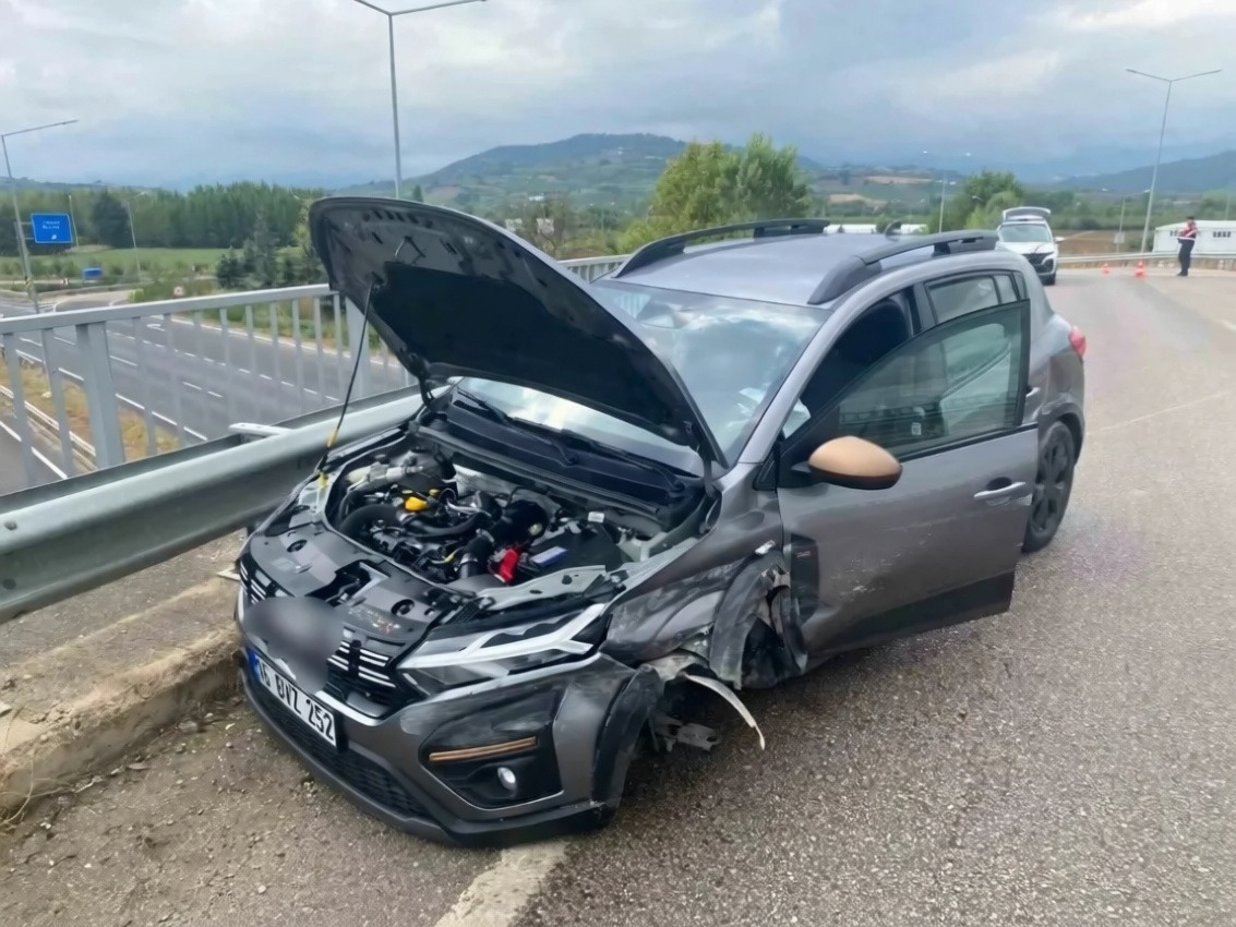 İnegöl'de otomobilin bariyerlere çarpması sonucu 2 kişi yaralandı