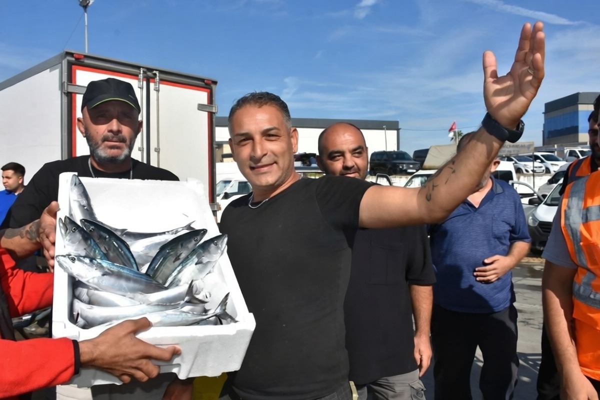 İzmir'de balık avı sezonundaki bolluk fiyatları düşürdü