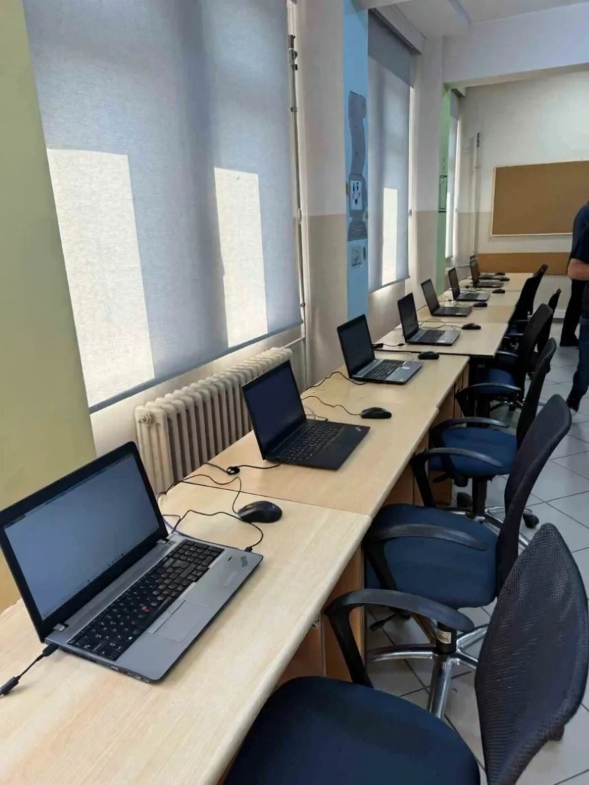 Düzce Üniversitesi yenilenen teknolojik cihazları kız meslek lisesine teslim etti