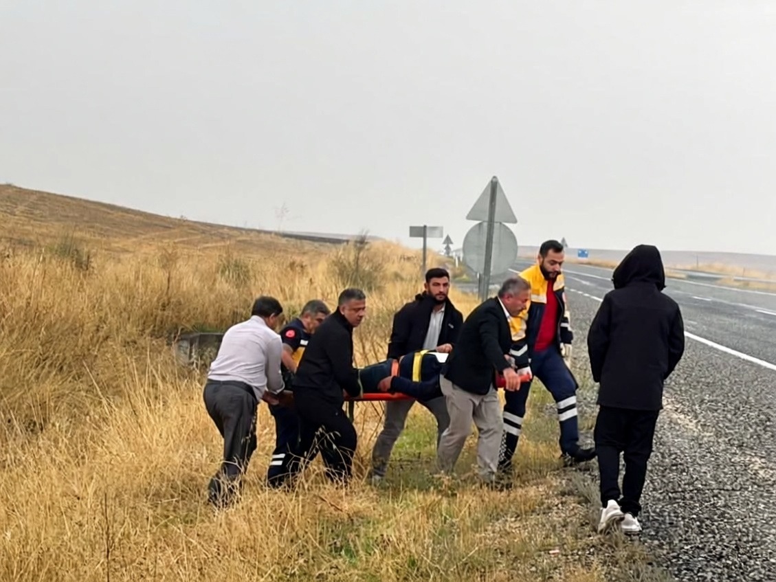 Diyarbakır'da lastiği patlayan araç şarampole devrildi: 1 yaralı