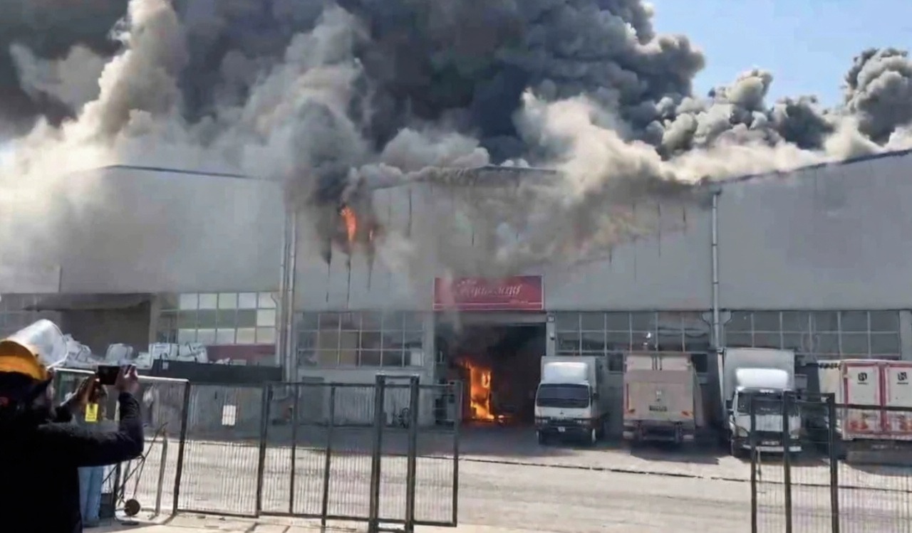 Ankara Yenimahalle'de kargo deposunda çıkan yangın söndürüldü