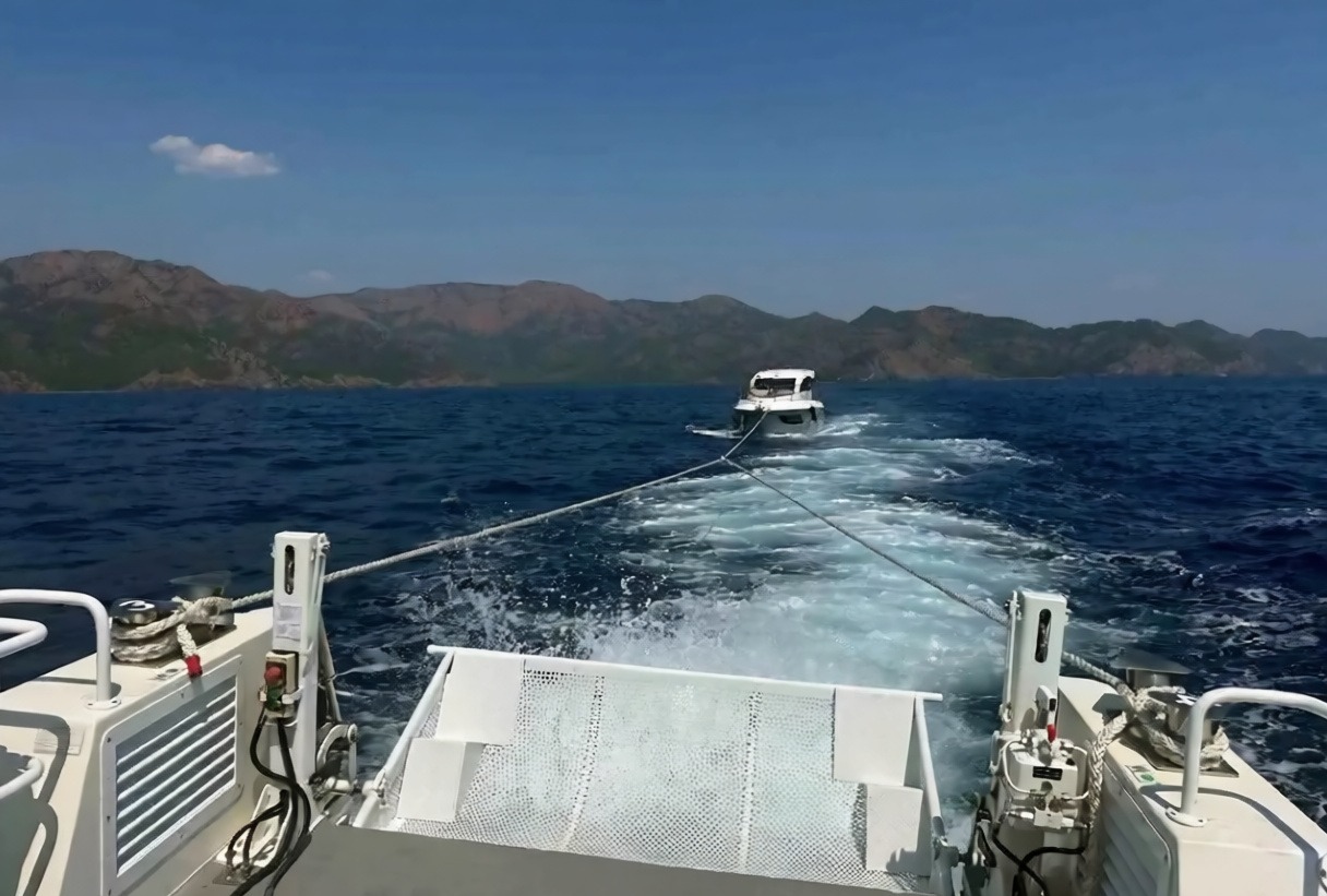 Marmaris açıklarında arıza yapan motoryattaki 7 kişi kurtarıldı