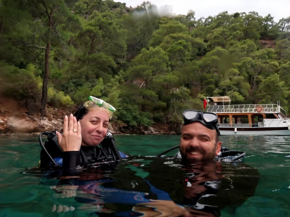 Fethiye'de su altında 5 metre derinlikte evlilik teklifi yapıldı