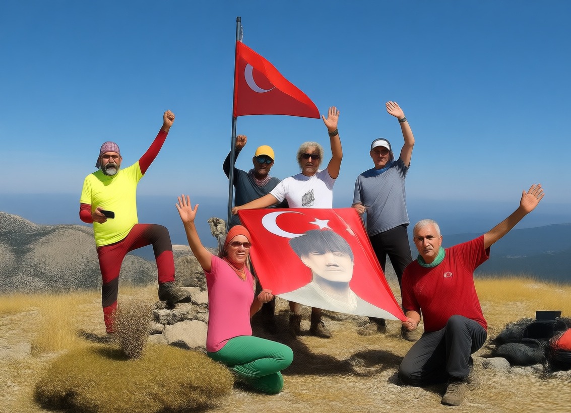 Muğlalı dağcılar Ayıçtu Zirvesi'nde Türk bayrağı dalgalandırdı