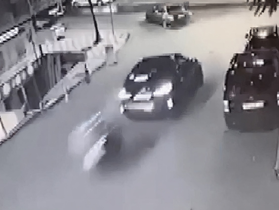 Üsküdar'da motokurye otomobile arkadan çarparak ağır yaralandı