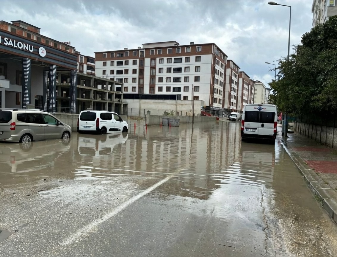 Çerkezköy'de şiddetli sağanak su baskınlarına ve trafik aksamalarına yol açtı