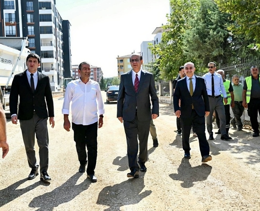 Yeşilyurt Belediyesi Özalper Mahallesi'nde sıcak asfalt çalışmalarını başlattı
