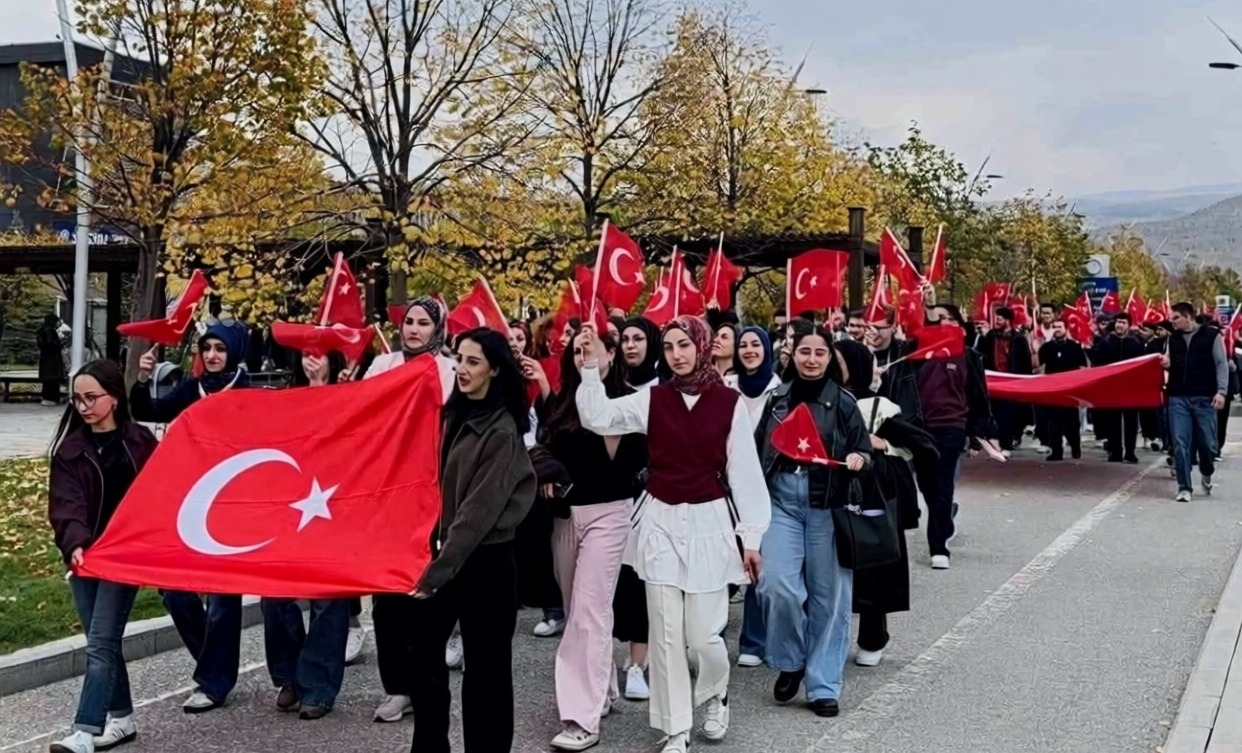 Erzincan Binali Yıldırım Üniversitesi kampüsünde bayrak yürüyüşü yapıldı