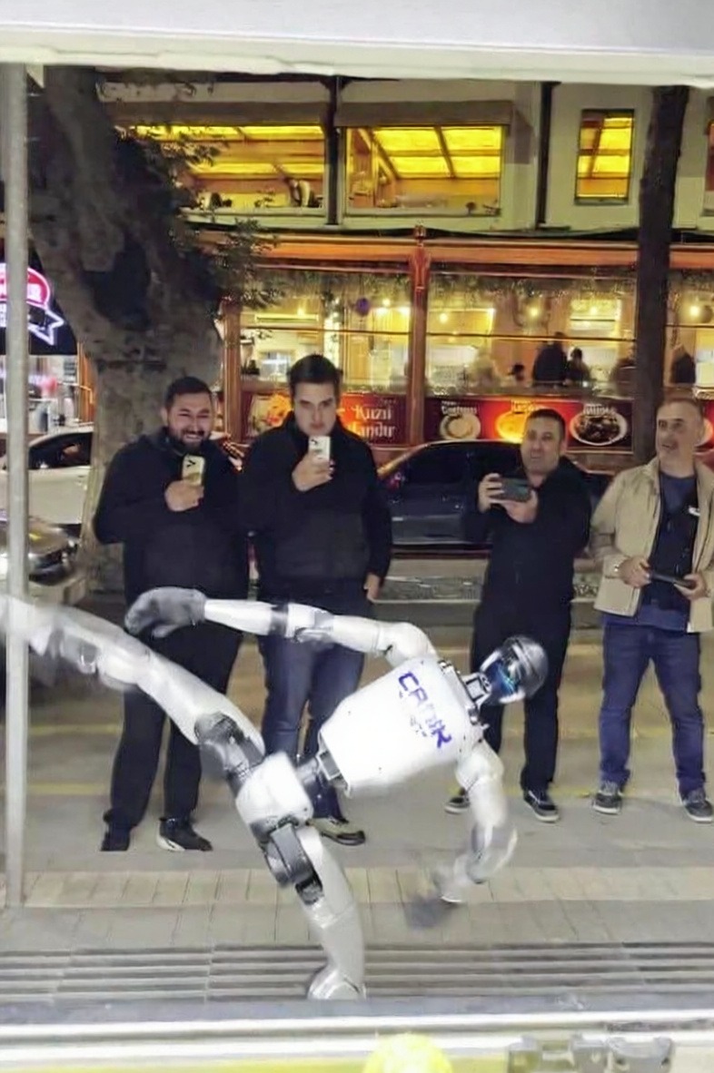Türkiye'nin nüfusa kayıtlı ilk insansı robotu CANİKMAN Amasya'da karate gösterisi yaptı