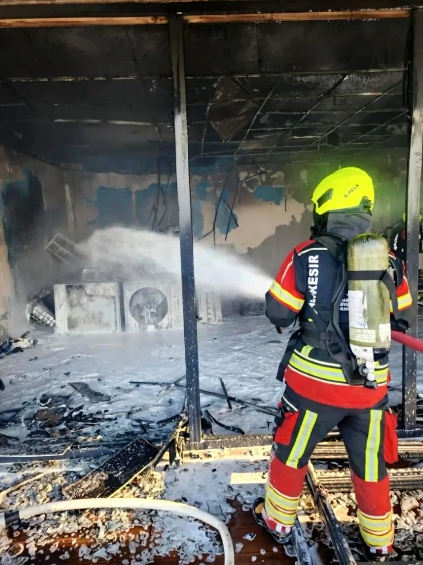 Balıkesir Gömeç'te bir sitenin deposunda çıkan yangın söndürüldü