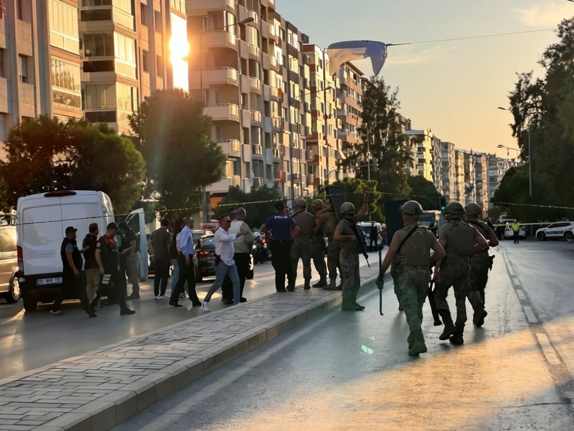 İzmir'de bankada rehin alınan 5 çalışan kurtarıldı
