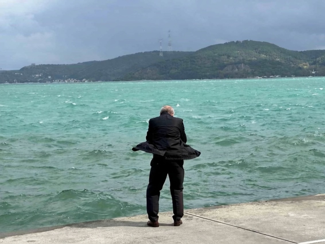 Sarıyer'de kuvvetli rüzgar denizde dalgalara neden oldu