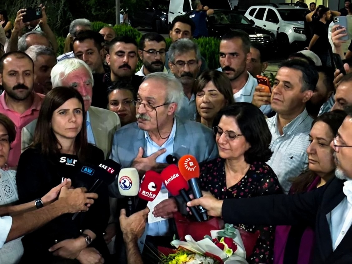 Tahliye edilen Selçuk Mızraklı Diyarbakır'da karşılandı