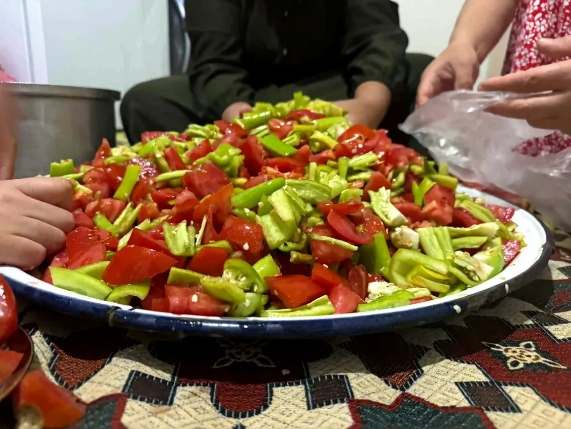 Patnos'ta vatandaşlar yaz sebzelerini kış için hazırlıyor