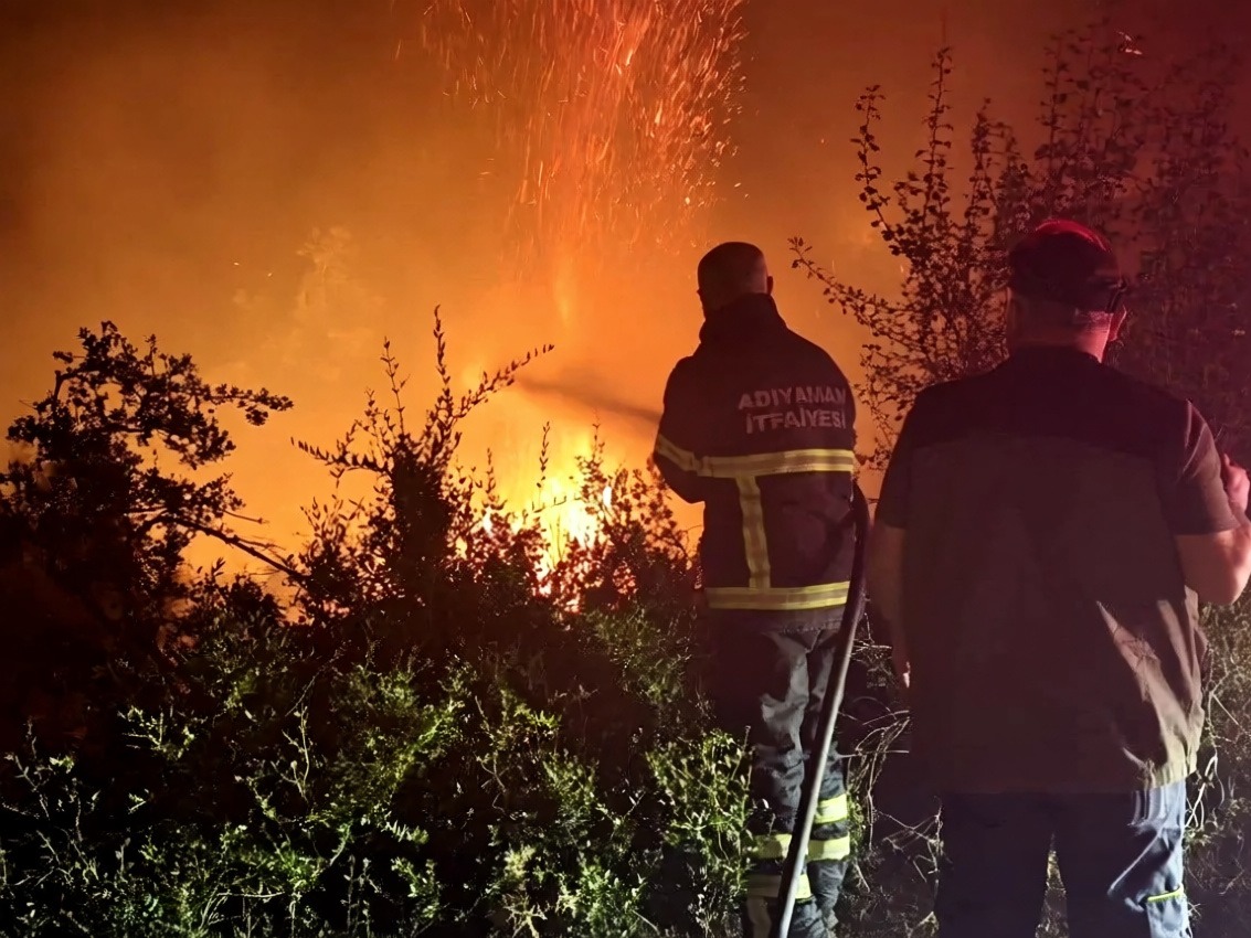 Adıyaman Belediyesi itfaiye ekipleri Adana'daki yangına destek için sevk edildi