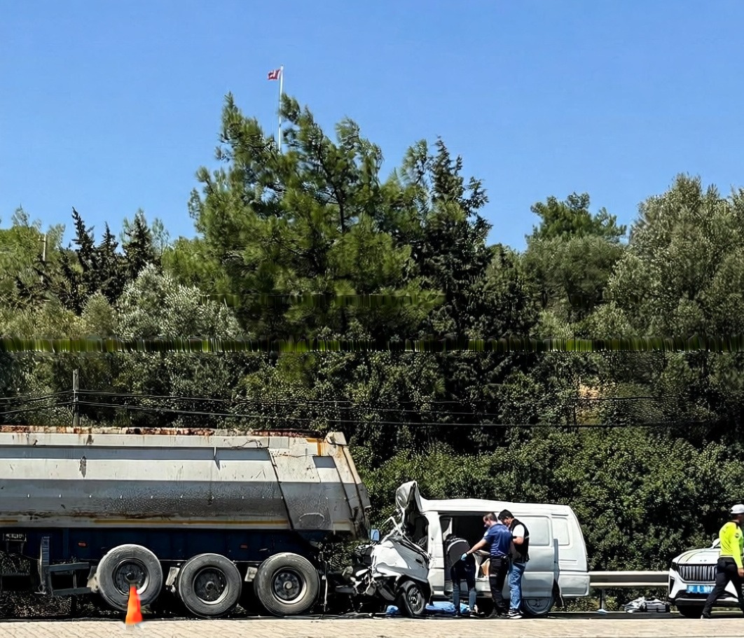 İzmir'de minibüsün TIR'a çarpması sonucu bir kişi öldü