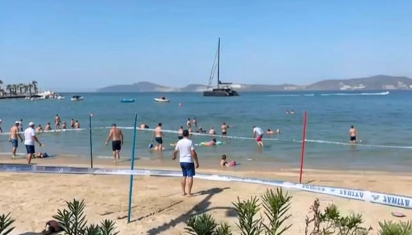 Muğla'da kirlilik şüphesiyle Güllük Halk Plajı tedbiren kapatıldı