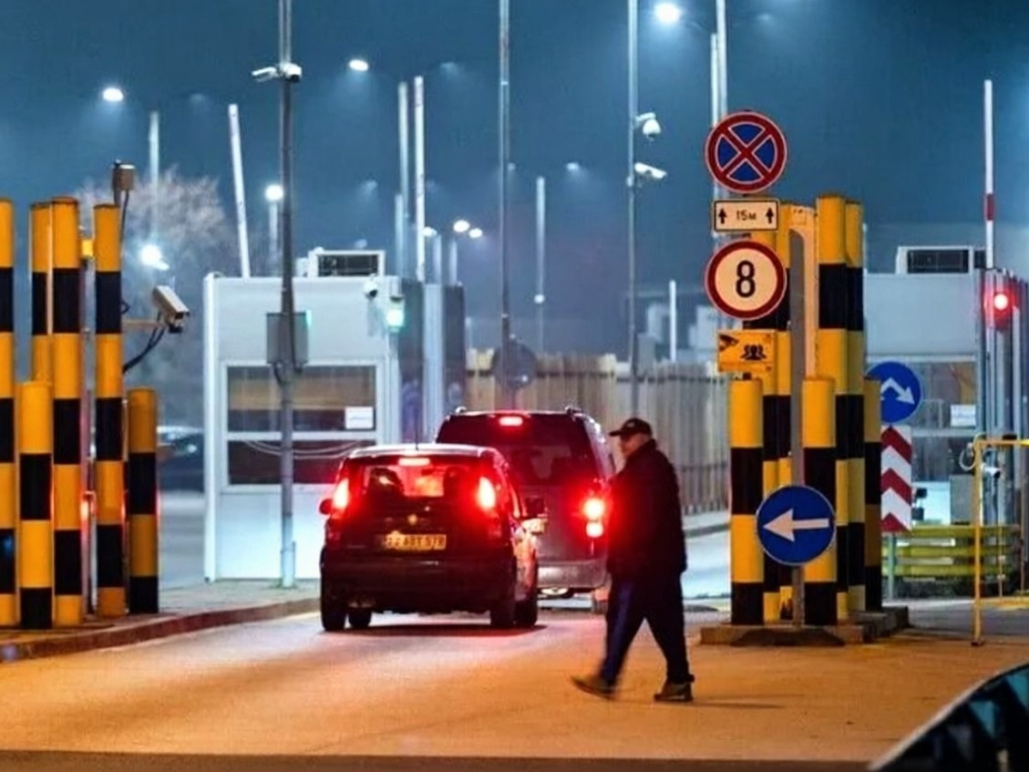 Yunanistan'ın kuzeyinde sürücüler ucuz yakıt için Bulgaristan'a geçiyor