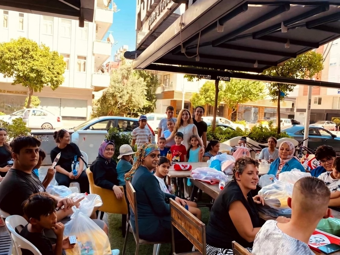 Kanseri üç kez yenen Çiçek Akçay'dan kanser hastası çocuklara kırtasiye desteği