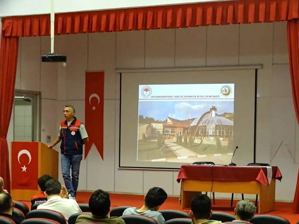 Afyonkarahisar'daki cezaevinde hükümlülere tarımsal üretim eğitimi verildi