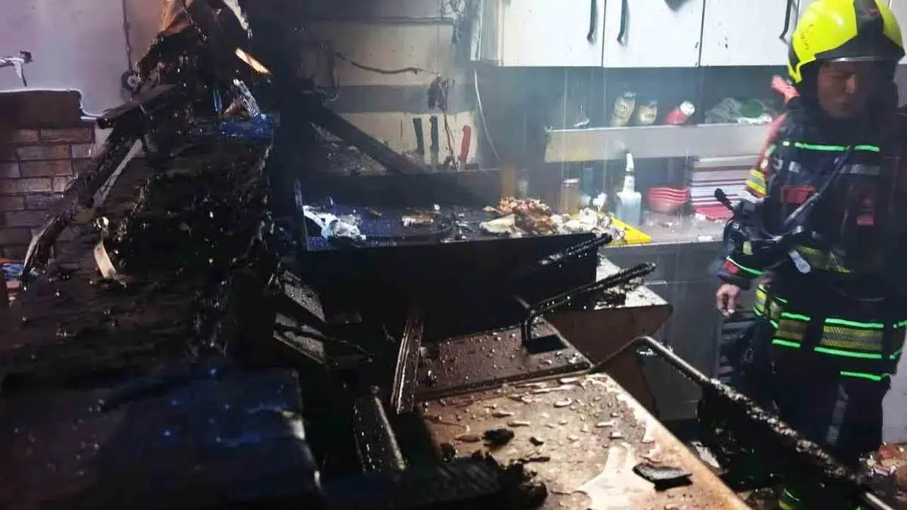 Balıkesir Burhaniye'de bir iş yerinde çıkan yangın söndürüldü