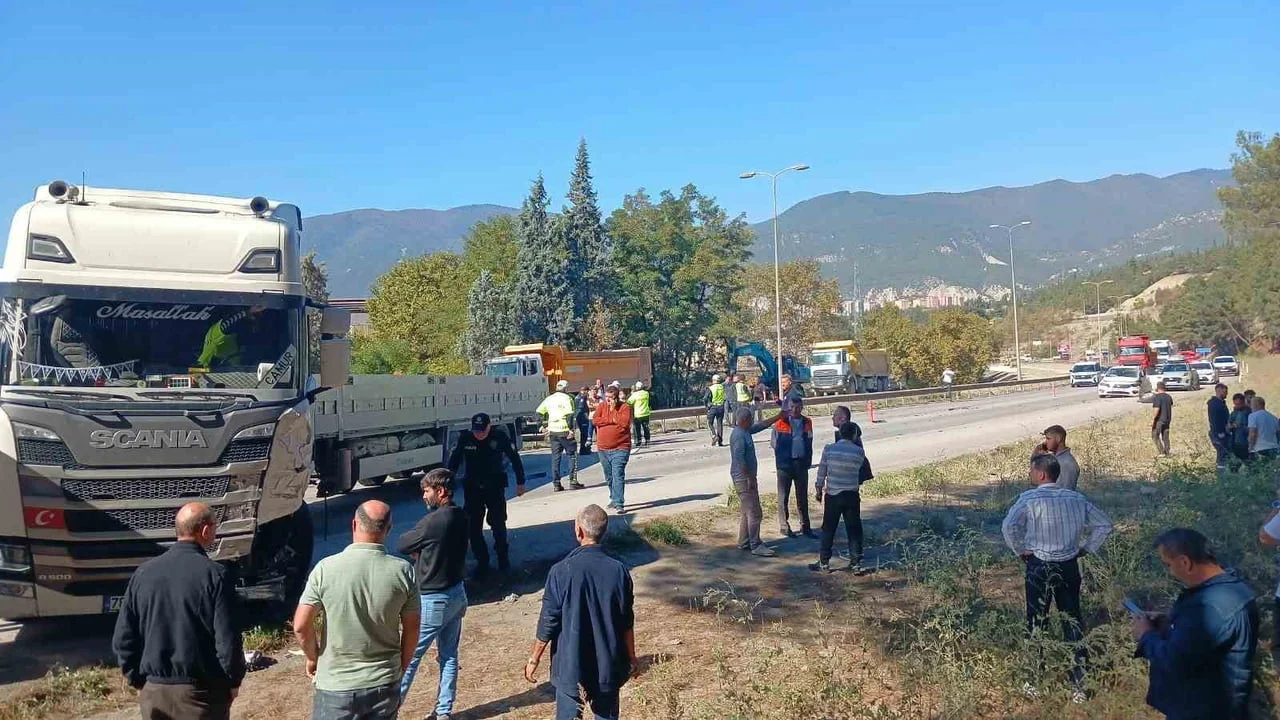 Karabük'te otomobilin karşı şeride geçmesiyle üç aracın karıştığı kazada 1 kişi yaralandı
