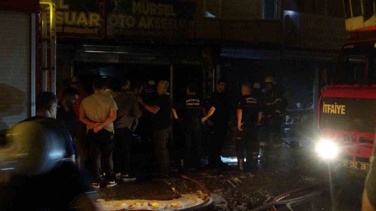 Antalya Kepez'de iki iş yerinde çıkan yangın iki dükkanı kullanılamaz hale getirdi