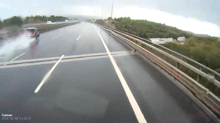 Pendik'te cipin bariyerlere çarptığı kaza araç kamerasına yansıdı