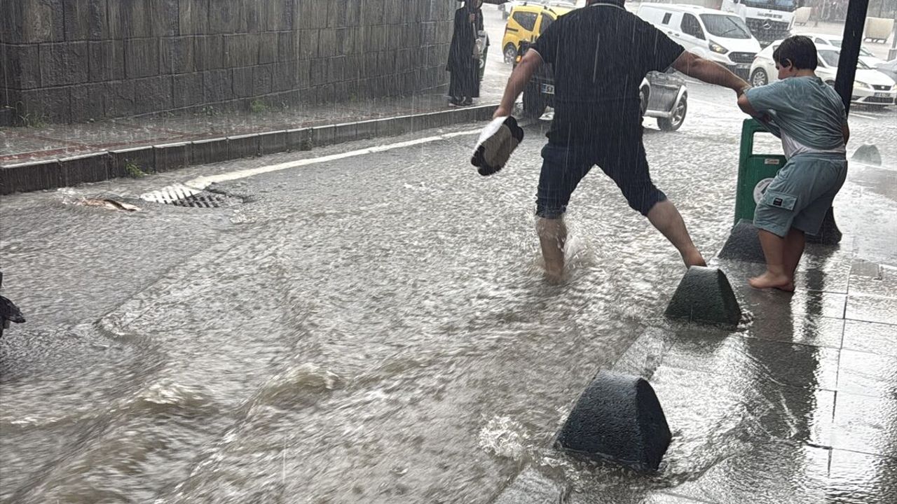 Rize'de şiddetli sağanak yağış cadde ve sokakları su altında bıraktı