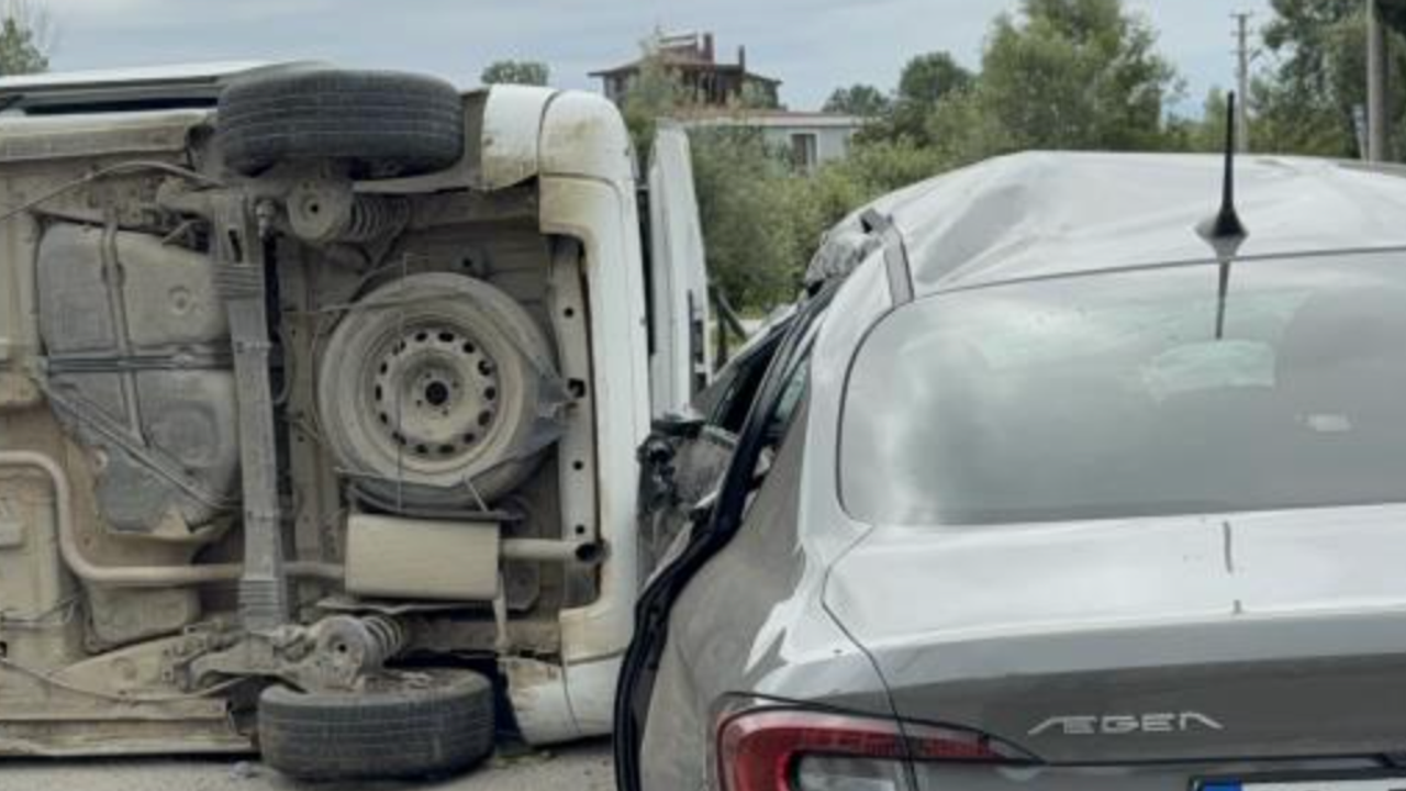Samsun'da ağaca çarpıp havalanan araç otomobilin üzerine düştü