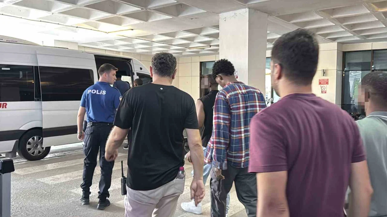 Edirne'de minibüste 19 Etiyopya uyruklu düzensiz göçmen yakalandı