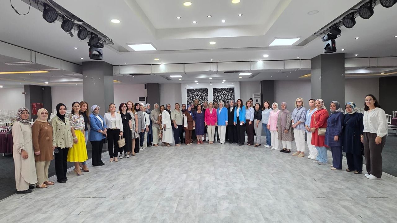 AK Parti İzmir İl Kadın Kolları yeni dönem yol haritasını belirledi