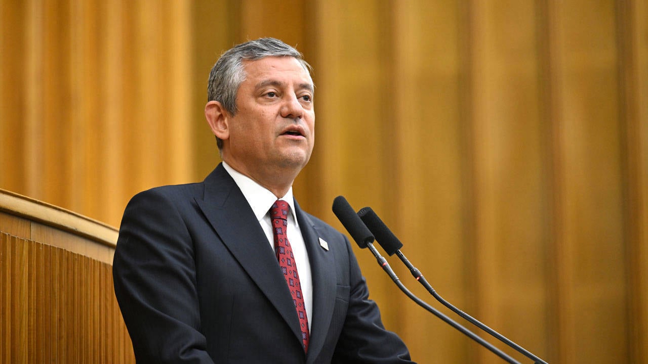 Özgür Özel ev hapsindeki ve tutuklu gazetecilerle telefonla görüştü