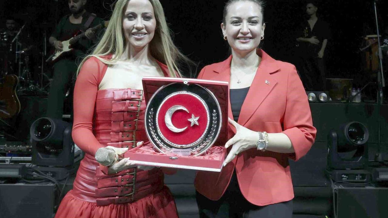 Antalya'da 30 Ağustos Zafer Bayramı Derya Uluğ konseriyle kutlandı