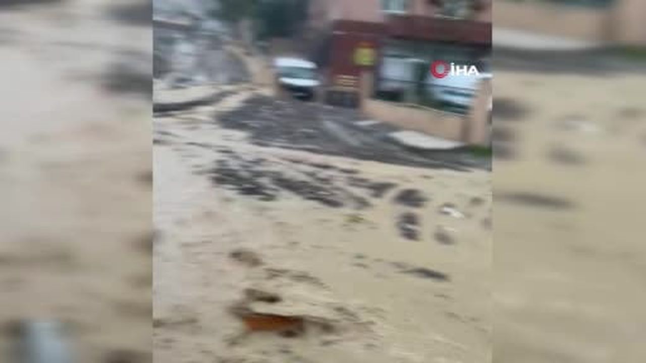Gaziosmanpaşa'da şiddetli yağış yolları çökertti, öğrenciler okulda kaldı