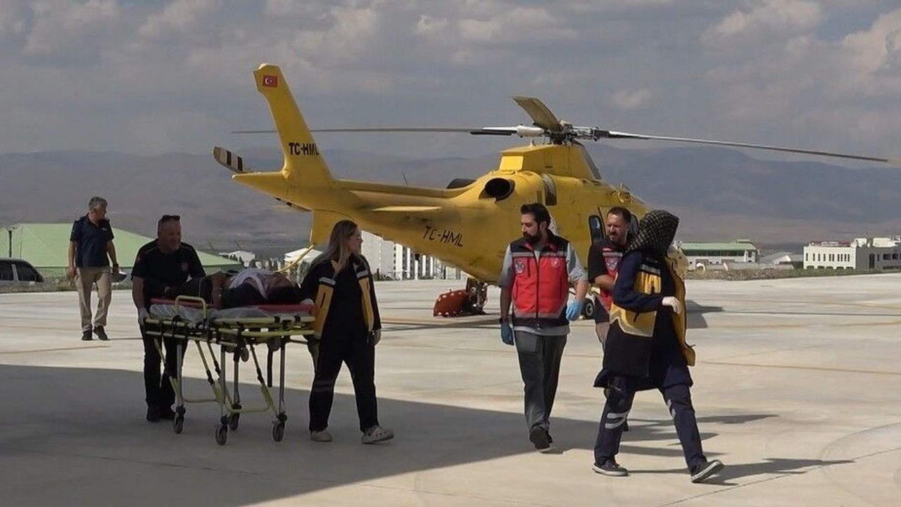 Erzurum'da traktör altında kalan genç helikopterle hastaneye kaldırıldı