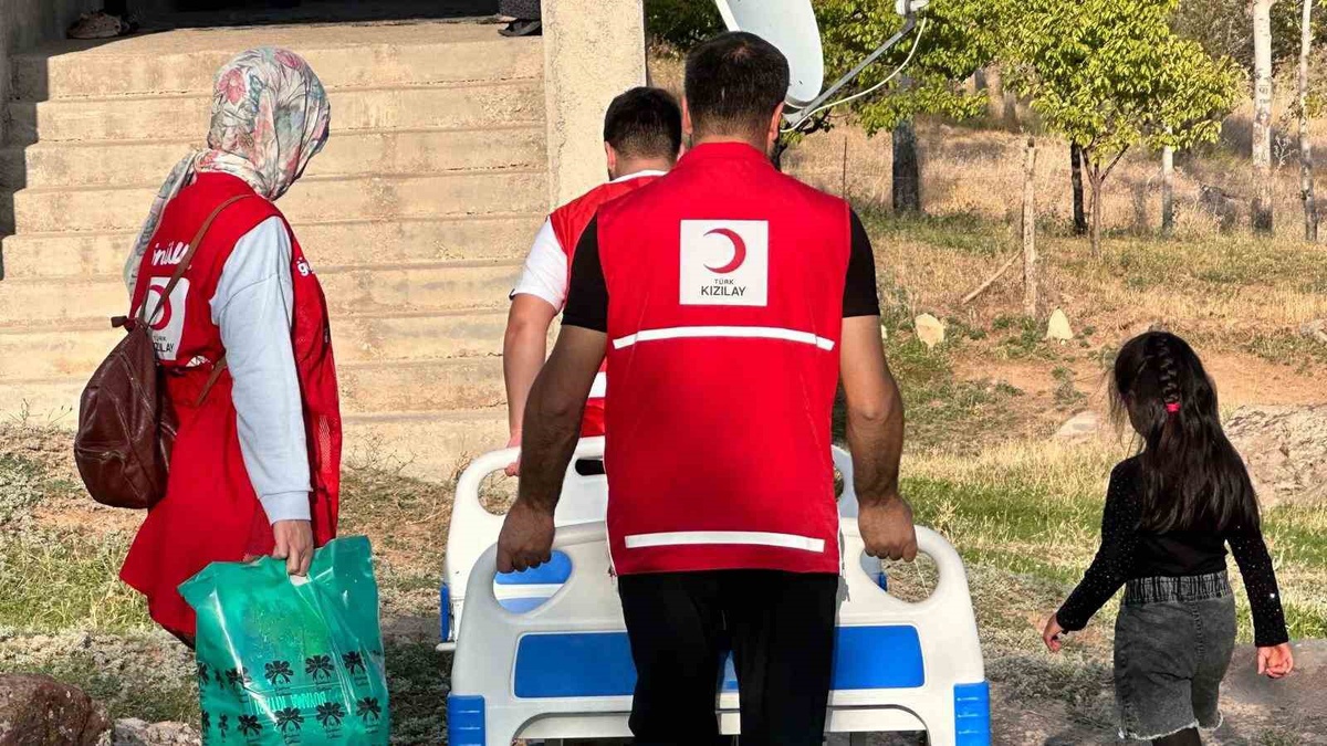 Muradiye'de özel birey Havin Acar'a elektrikli medikal yatak desteği
