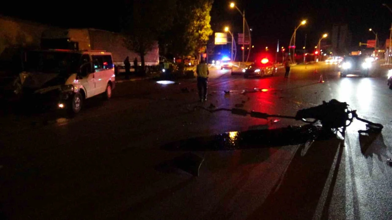 Malatya'da minibüsün ağaca çarpması sonucu 2 kişi yaralandı